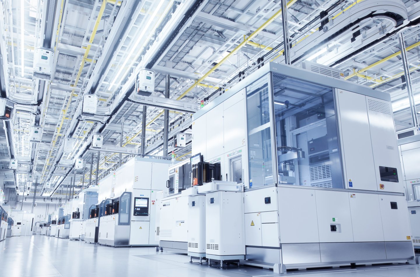 Halbleiterindustrie-Weitwinkelaufnahme des Reinraums der Bright Advanced Semiconductor Production Fab mit funktionierendem Überkopf-Wafer-Transfersystem