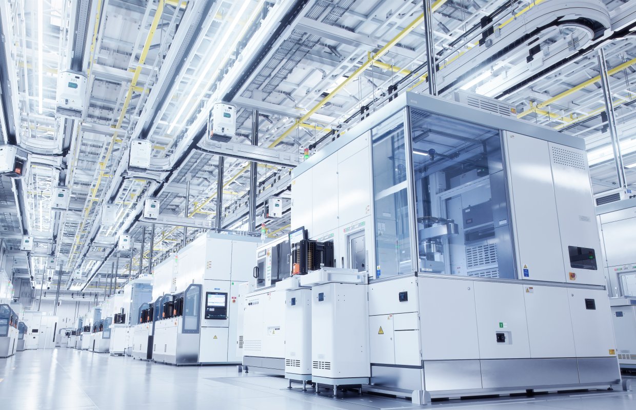 Halbleiterindustrie-Weitwinkelaufnahme des Reinraums der Bright Advanced Semiconductor Production Fab mit funktionierendem Überkopf-Wafer-Transfersystem