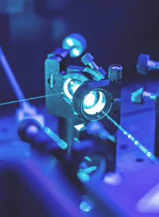 Laser zeigen aufeinander auf einer Halterung aufgeschraubt