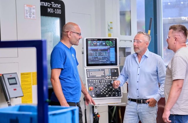 CNC Nakamura Tome MX-100 im Hintergrund Abstimmung zwischen Konstruktion, Einkauf und Produktion bei Entwicklung von Prototypen PWB AG Schweiz