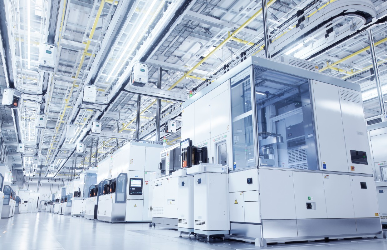 Halbleiterindustrie-Weitwinkelaufnahme des Reinraums der Bright Advanced Semiconductor Production Fab mit funktionierendem Überkopf-Wafer-Transfersystem