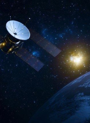 Luft-Raumfahrt-Bild eines Weltraumsatelliten, der die Erde umkreist, vor einem atemberaubenden kosmischen Hintergrund mit Sternen und einem leuchtenden Himmelskörper