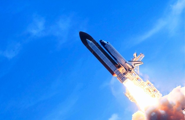 Luft-Raumfahrt-Raketenstart ins Weltall. Elemente dieses Bildes wurden von der NASA zur Verfügung gestellt