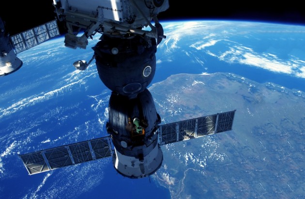 Luft-Raumfahrt-Raumfahrzeug an der ISS angedockt. Elemente dieses Bildes wurden von der NASA zur Verfügung gestellt