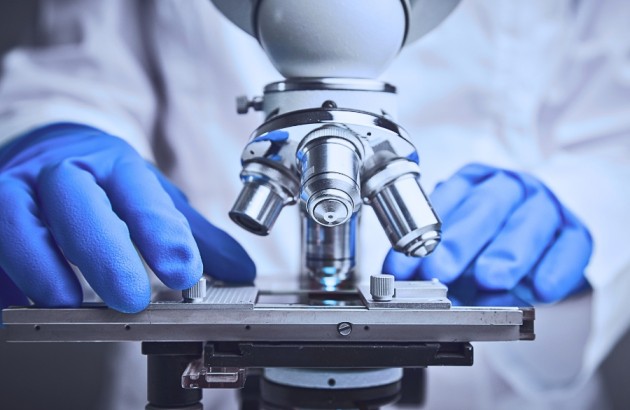 Optik-Nahaufnahme eines Mikroskops mit Metallobjektiv