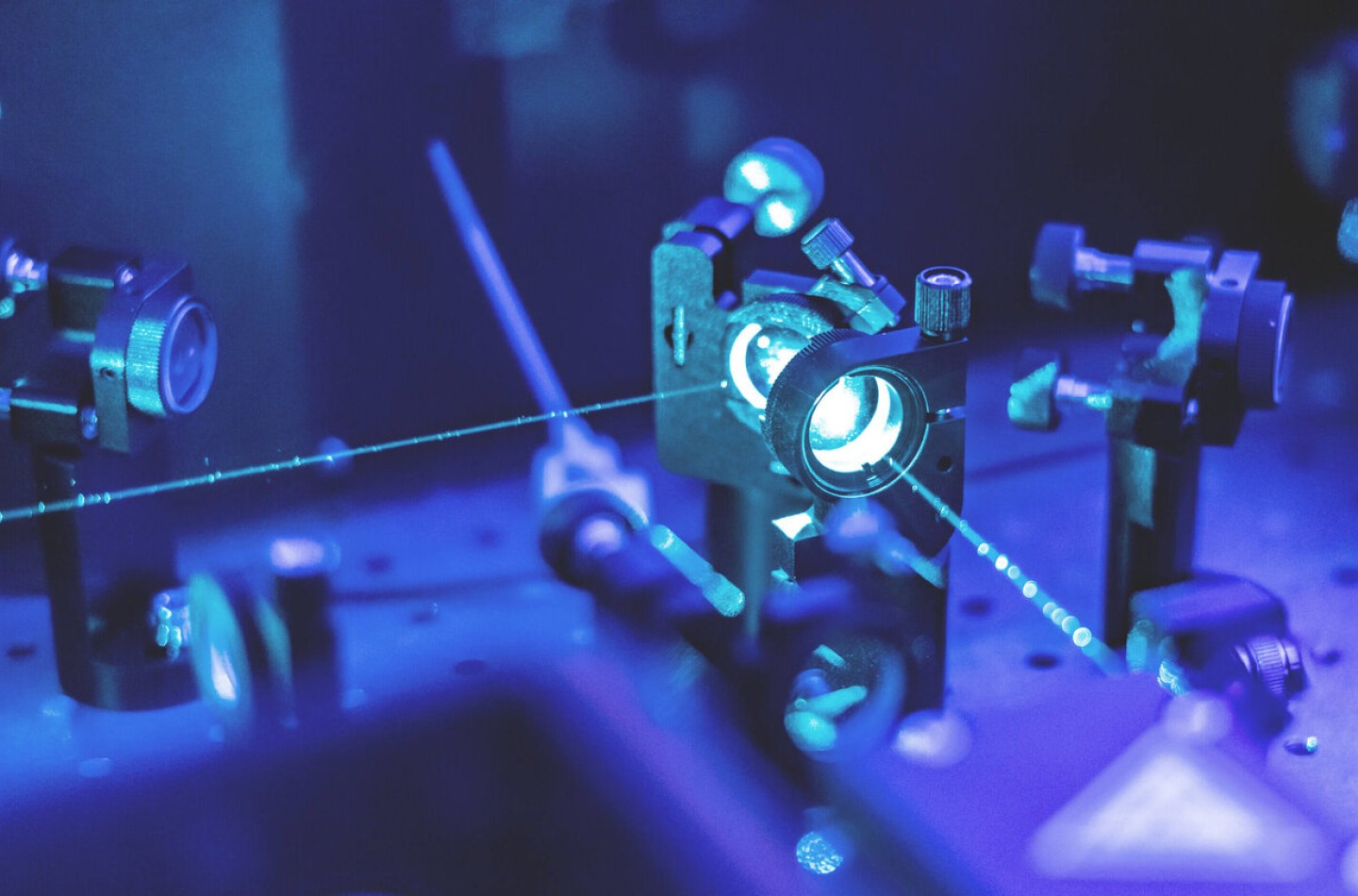 Laser zeigen aufeinander auf einer Halterung aufgeschraubt