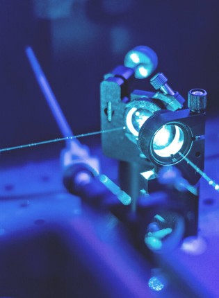 Laser zeigen aufeinander auf einer Halterung aufgeschraubt