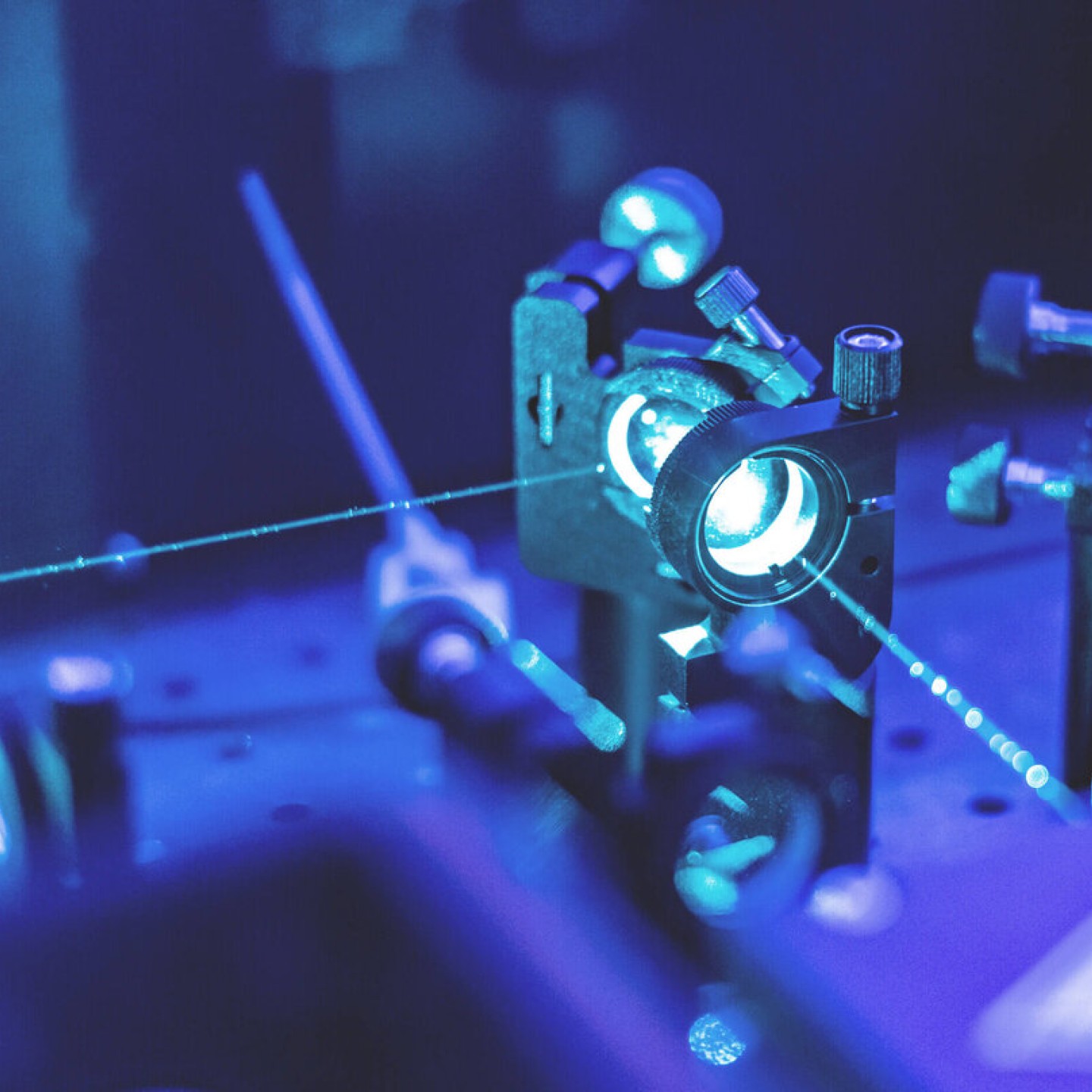 Laser zeigen aufeinander auf einer Halterung aufgeschraubt