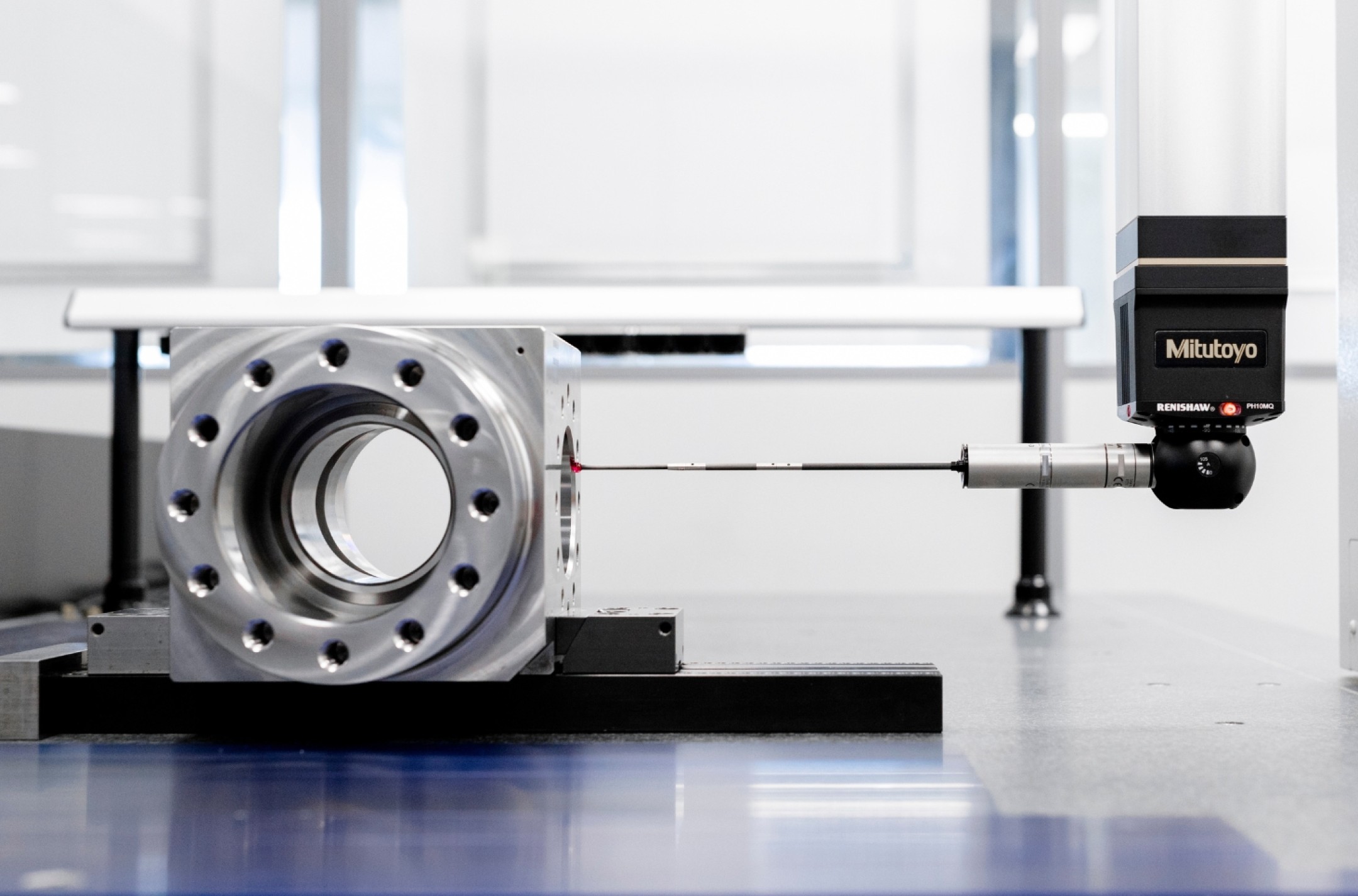 Eine Mitutoyo Messmaschine misst ein CNC Bauteil präzise und genau