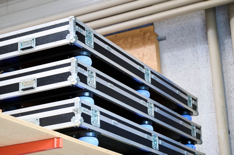 Umweltfreundliche Mehrwegverpackungen auf einem Regal gelagert für den Versand von mechanischen Fertigungsteilen PWB AG