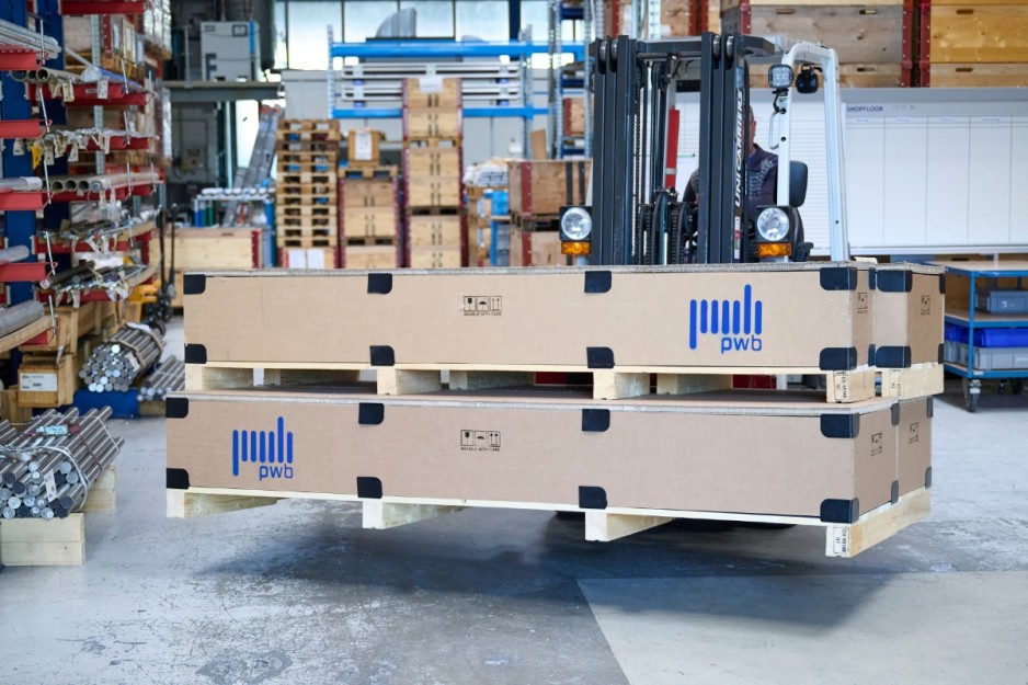 Gabelstabler mit PWB AG umweltfreundlichen und kundenspezifischen Mehrwegverpackungen für den Versand von mechanischen Fertigungsteilen
