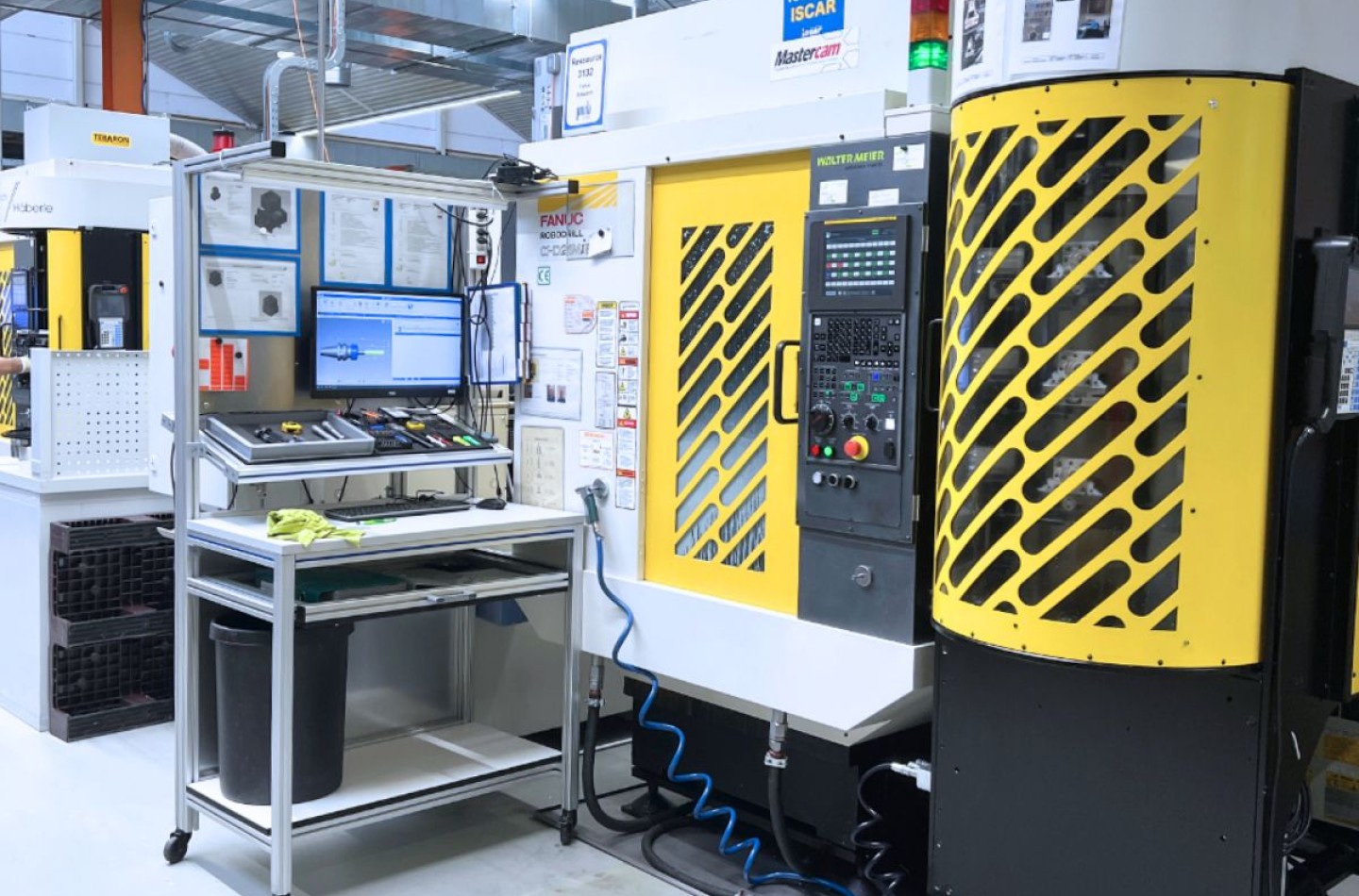 Fanuc Robodrill Maschine steht in einer Produktionshalle