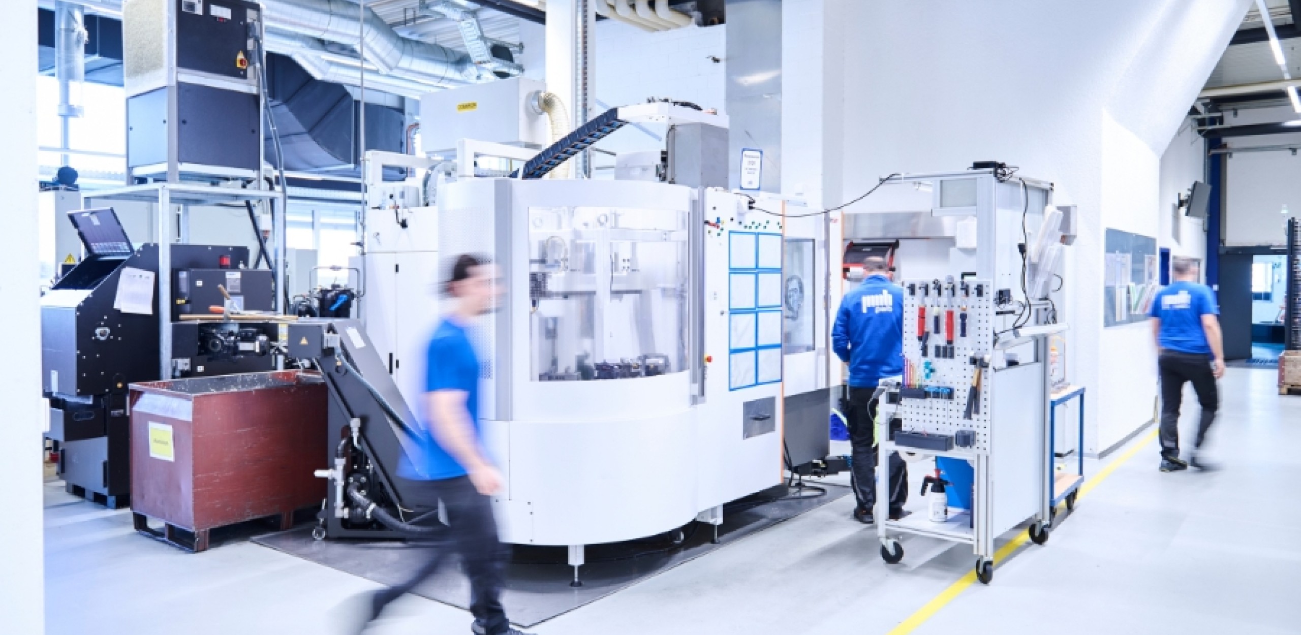 Aufnahme aus der PWB Academy Produktionshalle mit modernem Maschinenpark CNC Fertigung Ausbildung Altstätten SG